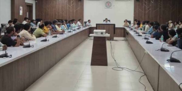 प्रशासन की पहल से व्यापारियों ने वापस लिया अनिश्चितकालीन दुकान बंद का फैसला