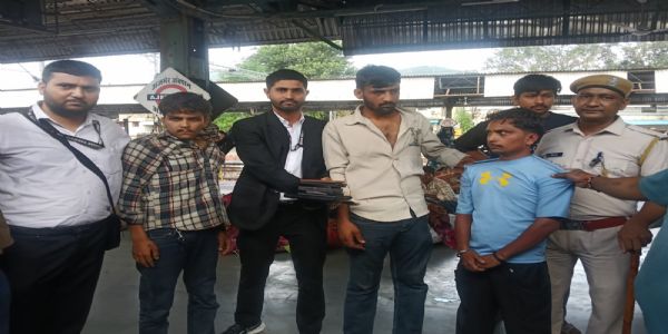 टीटीई चेकिंग स्टाफ की सतर्कता से ट्रेन में चार शातिर चोर गिरफ्तार