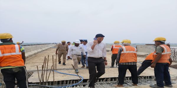 हमीरपुर :जिलाधिकारी ने बेतवा नदी पर निर्माणाधीन सेतु का किया निरीक्षण, अधिशासी अभियंता व ठेकेदार को लगाई फटकार