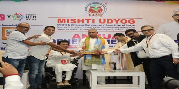 दिलीप घोष ने बंगाल के पारंपरिक मिठाई उद्योग को आधुनिक बनाने पर दिया जोर