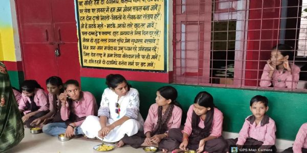 महोबा : अधिकारियों ने परखी स्कूलों की हकीकत, मिड-डे-मील और उपस्थिति का लिया जायजा