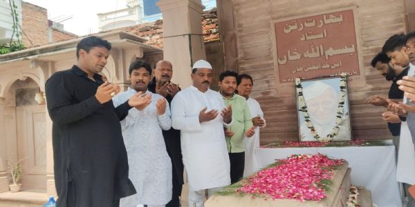 वाराणसी : शहनाई सम्राट उस्ताद बिस्मिल्लाह खान पुण्यतिथि पर याद किए गए, कब्र पर चढ़े अकीदत के फूल