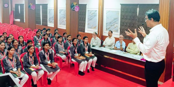 डीएम ने संभाली क्लास, बोले- रटने से नहीं, समझने से खुलेगा सफलता का रास्ता