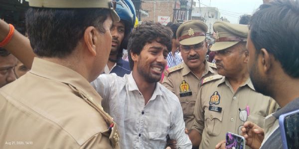 ई-रिक्शा का 14 हजार रुपये चालान होने से नाराज चालक ने चौराहे पर किया हाई वोल्टेज ड्रामा