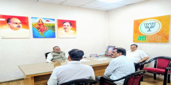 कार्यकर्ताओं की जनसमस्याएं सुन मंत्री कुशवाह ने दिए त्वरित निराकरण के निर्देश