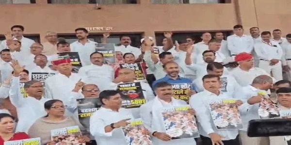 विधानसभा में हंगामा, नारेबाजी और पोस्टर वार