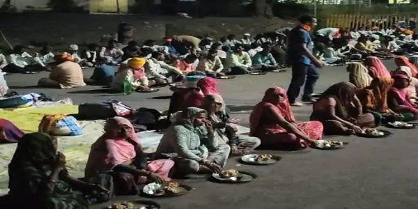 झाबुआ कलेक्ट्रेट परिसर में मुआवजे की मांग पर किसानों का धरना जारी, दाल-बाटी खाकर खुले आसमान के नीचे गुजारी रात