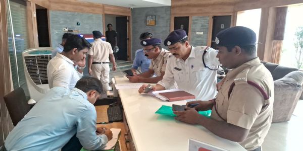 आसनसोल जुबली मोड़ और सेनराले रोड के होटलों का पुलिस-दमकल अधिकारियों ने लिया जायजा