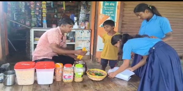 वेतन कम, मजबूरी ज्यादा, स्कूल में पीटी सिखाने वाले गुरुजी, छुट्टी के बाद स्कूल के बाहर बेच रहे झालमुड़ी