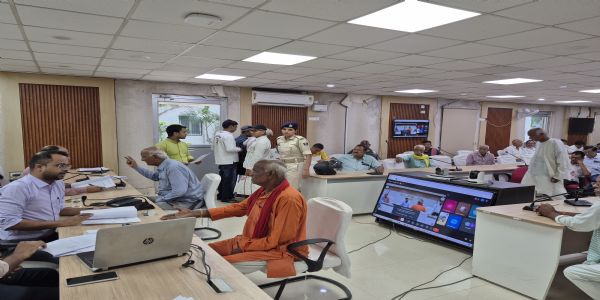 जिलाधिकारी ने जनता दरबार कार्यक्रम में 96 लोगों की समस्याओं को सुन कार्रवाई का दिया निर्देश