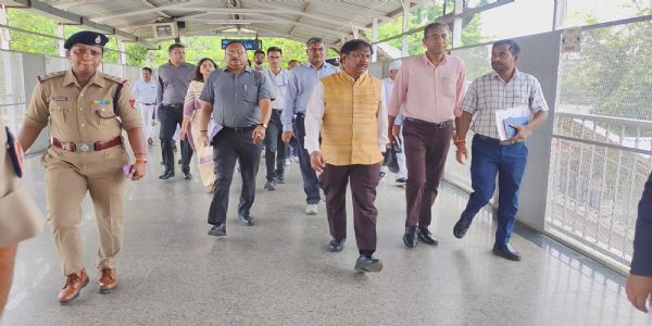 पूर्वोत्तर रेलवे के महाप्रबंधक ने बनारस, वाराणसी सिटी स्टेशनों पर यात्री सुविधाओं का लिया जायजा
