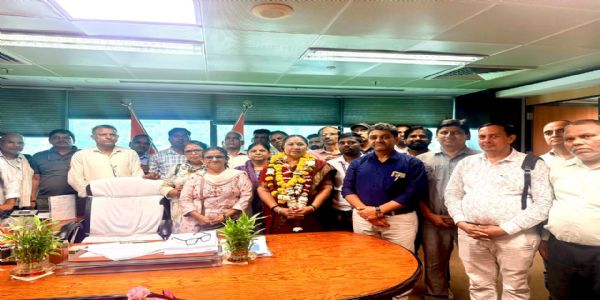 समान वेतन का लाभ मिलने पर एमटीएस (डीबीसी) कर्मचारियों ने स्थायी समिति अध्यक्ष सत्या शर्मा का किया अभिनंदन