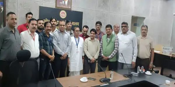 लोक शिक्षण आयुक्त के कक्ष में घुसकर प्रदर्शन के विरोध में शिक्षा विभाग में पेन डाउन, कर्मचारियों ने 2 घंटे काम बंद रखा