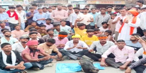 खेत में गाय के अवशेष मिलने से हड़कंप, हाईवे पर हिंदू संगठनों का प्रदर्शन