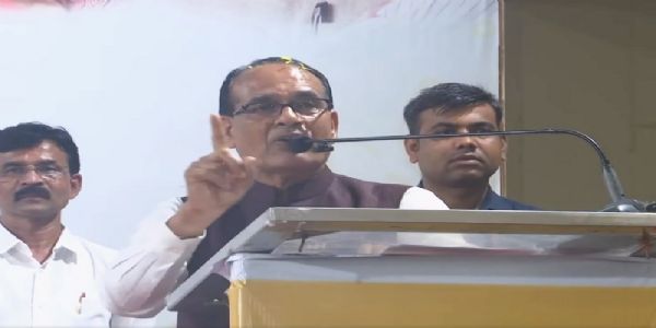 मप्रः केंद्रीय मंत्री शिवराज सिंह ने नागरिकों से किया संवाद, समस्याएं सुन मौके पर कराया निराकरण