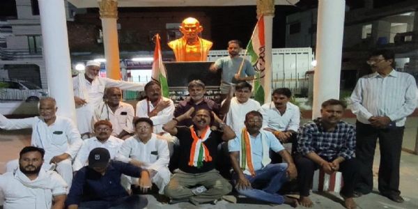 छात्रों पर लाठीचार्ज के विरोध में कांग्रेस का प्रदर्शन, पैलेट गन चलाने वालों पर नामजद एफआईआर की मांग