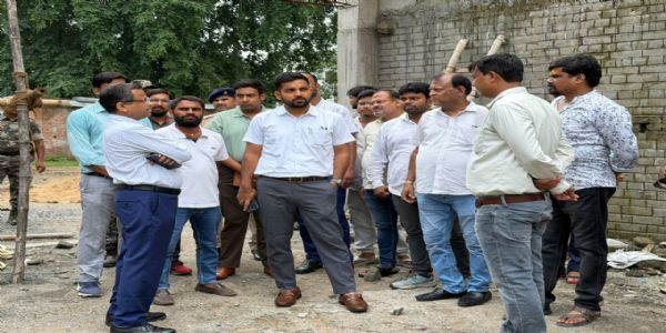 निर्माणाधीन इंडोर स्टेडियम का उपायुक्त ने किया निरीक्षण