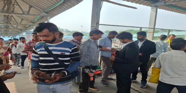 धनबाद स्टेशन पर विशेष टिकट जांच अभियान, 48 यात्रियों से वसूला जुर्माना