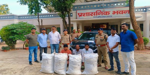 साेनभद्र में तीन तस्कर गिरफ्तार, तलाशी में कार 42 लाख का गांजा बरामद
