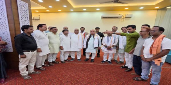 105 दिनों से चल रहे पार्षदों के जनहित सत्याग्रह के बीच पहुंचे सांसद