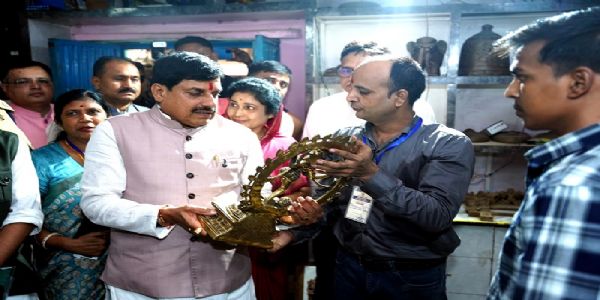 मप्रः मुख्यमंत्री टीकमगढ़ में शिल्पकार के घर पहुंचे, पारम्परिक पीतल शिल्प कला की सराहना की