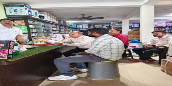 रायगढ़ : उर्वरक निरीक्षक ने मिलूपरा के कृषि केंद्र का किया औचक निरीक्षण, चौधरी इंटरप्राइजेज को थमाया कारण बताओ नोटिस