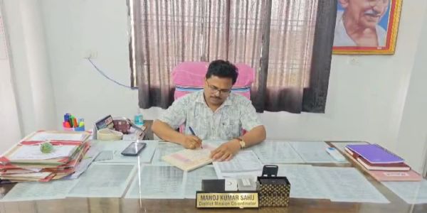 स्वामी आत्मानंद स्कूल में बच्चों से लगवाई झाड़ू, वीडियो वायरल होने के बाद शिक्षा विभाग ने जांच और कार्रवाई की बात कही