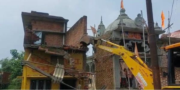 संभल : चामुंडा मंदिर की जमीन पर हुए अवैध निर्माण पर चला बुलडोजर