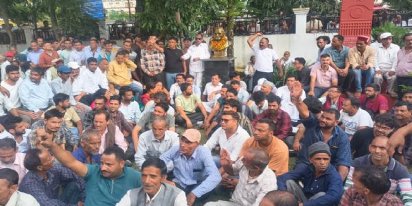 जिला योजना में अनदेखी पर यमुनोत्री विधायक का हल्ला बाेल, जिला कार्यालय घेरा