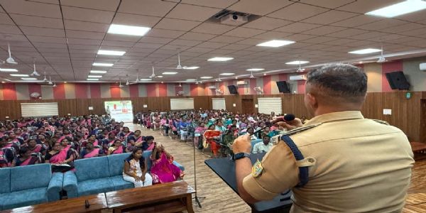 धनबाद पुलिस की नई पहल: ग्रामीण क्षेत्रों में साइबर जागरूकता फैलाएंगी 