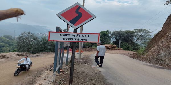 सड़क पर गाड़े बोर्ड की वजह घायल हो रहे हैं लोग