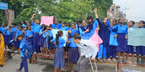 एमएसकेबी स्कूल में लगातार दूसरी रात चोरी, पेयजल संकट से आक्रोशित छात्रों ने किया सड़क जाम