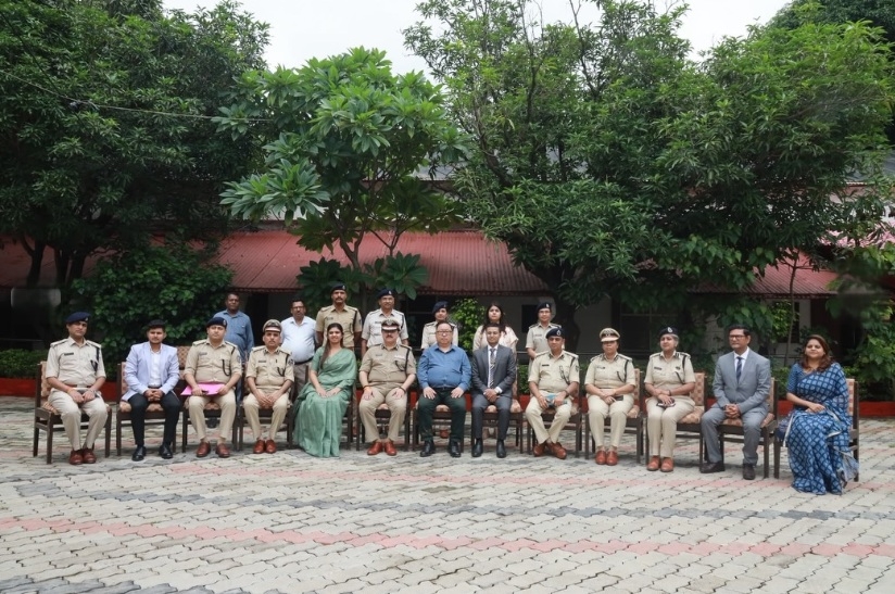मप्र जेल विभाग की टीम और राष्ट्रीय रक्षा विश्वविद्यालय के अधिकारियों की ग्रुप फोटो मप्र जेल विभाग की टीम और राष्ट्रीय रक्षा विश्वविद्यालय के अधिकारियों की ग्रुप फोटो