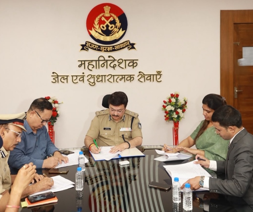 समझौता ज्ञापन पर हस्ताक्षर करते हुए समझौता ज्ञापन पर हस्ताक्षर करते हुए