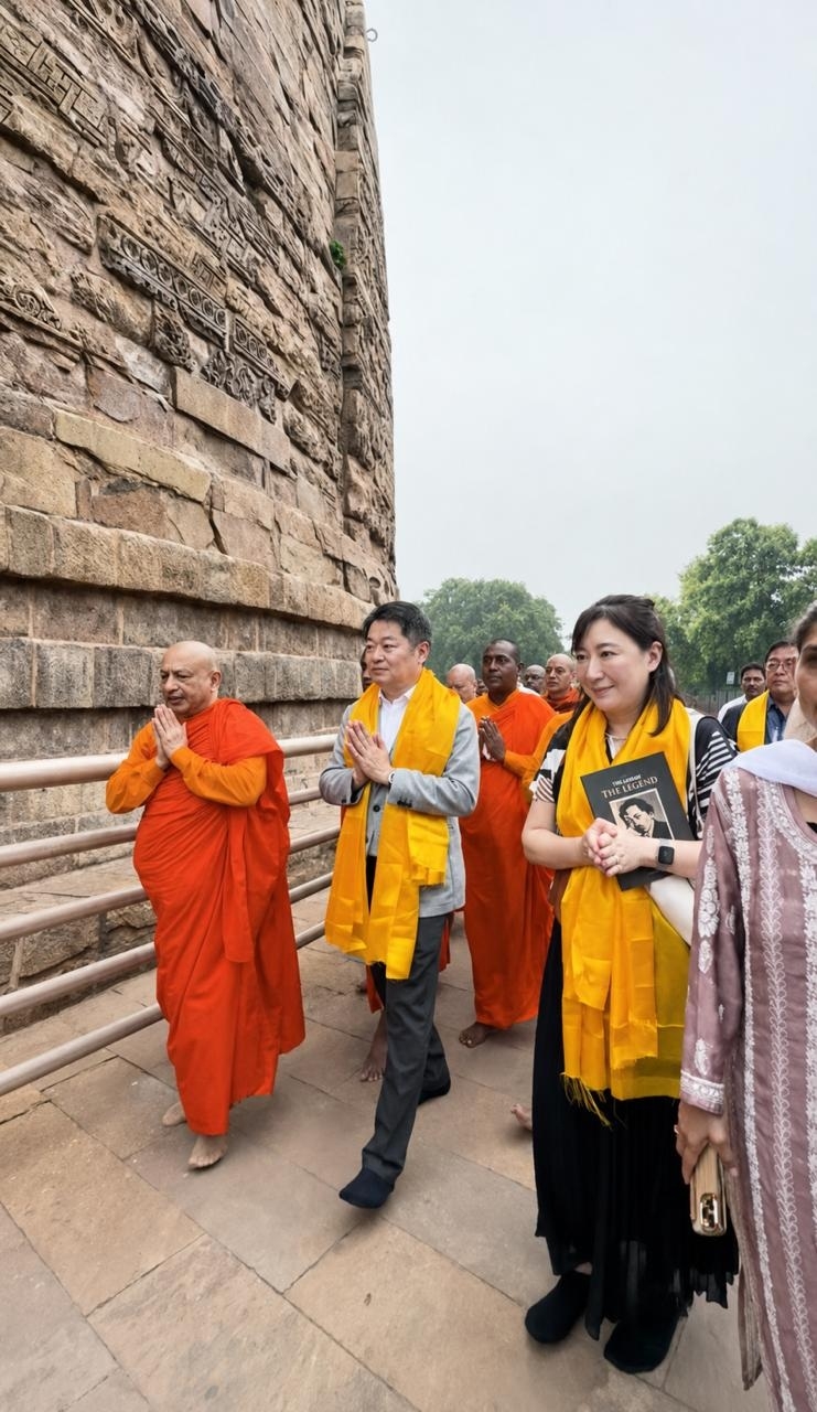 सारनाथ में जापानी दल सारनाथ में जापानी दल