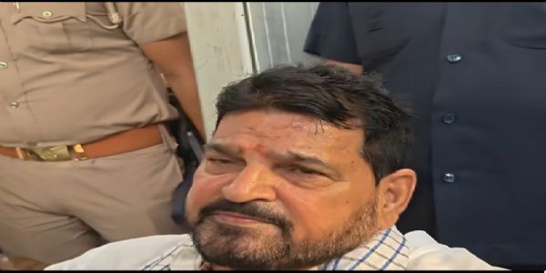 ब्रजभूषण शरण सिंह का बाबा रामदेव पर तंज, अब आंदोलन करें तो सलवार न पहनें