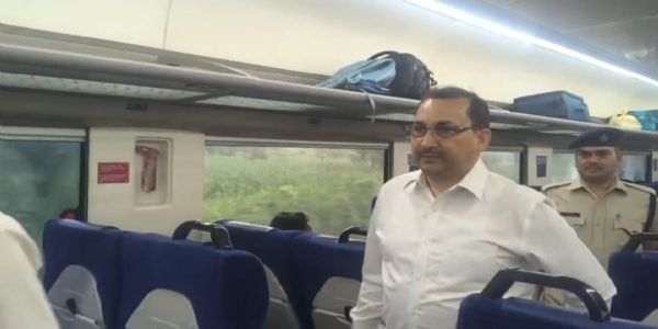 डीआरएम ने वंदे भारत एक्सप्रेस का किया निरीक्षण