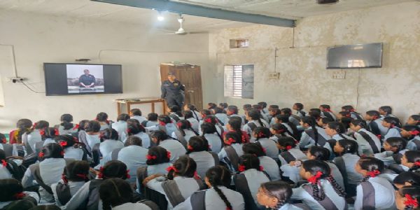 वागड़ की बेटियों के लिए सुरक्षा कवच बना डूंगरपुर पुलिस का मिशन विश्वास: एक माह में 26 हजार लोग हुए जागरूक