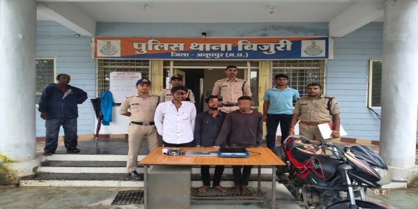 अनूपपुर: सूने घर में चोरी, तीन आरोपी गिरफ्तार, 95 हजार का सामान जब्त