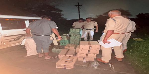 अनूपपुर: बिना नंबर के वाहन से 2.26 लाख रूपयें की 302 लीटर शराब जब्त, दो फरार