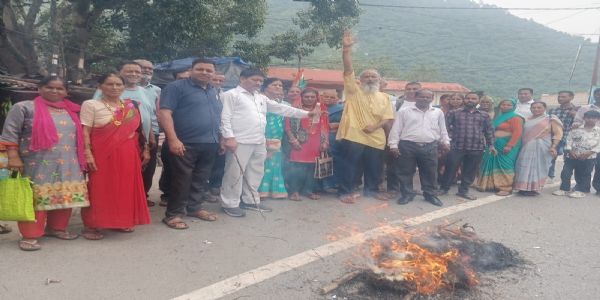 देवप्रयाग में आक्रोशित ग्रामीणों ने किया सरकार के खिलाफ प्रदर्शन