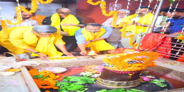बिहार के मुख्य सचिव प्रत्यय अमृत ने सोनपुर के बाबा हरिहरनाथ मंदिर में की पूजा अर्चना