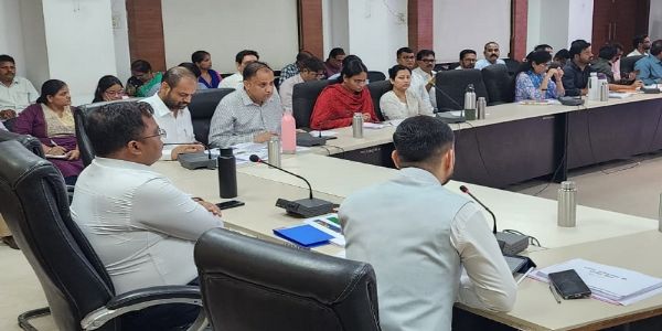 इंदौरः राजस्व प्रकरणों के निराकरण में लापरवाही पर सख्त कार्रवाई होगी