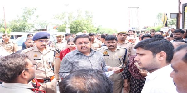अमेठी : जलभराव का डीएम-एसपी ने किया स्थलीय निरीक्षण, प्रभावित किसानों को तत्काल राहत के निर्देश
