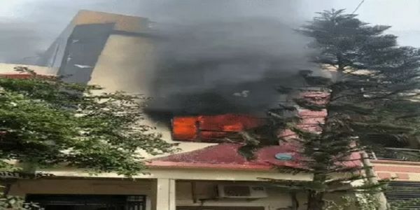 इंदौर: सुदामा नगर के मकान में लगी भीषण आग, बैटरियों की पैकिंग का चल रहा था काम