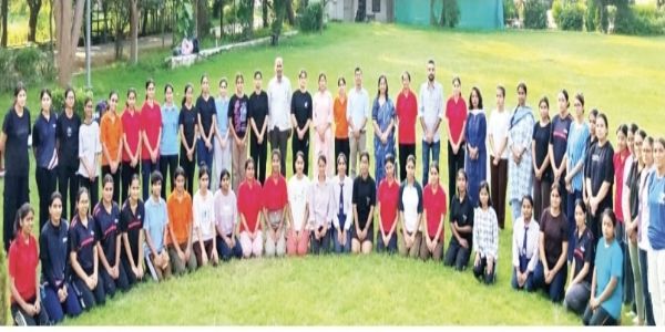 छात्राओं को खेल भावना एवं स्वस्थ जीवनशैली की दिलाई शपथ