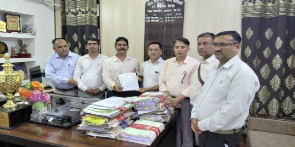 संस्कृत सप्ताह को हर विद्यालय में मनाने की मांग, संस्कृत शिक्षक परिषद ने शिक्षा अधिकारियों से की भेंट