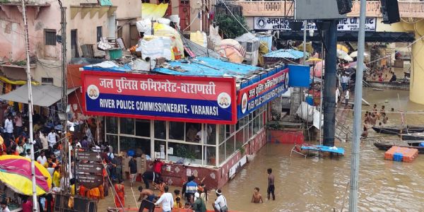 वाराणसी में गंगा का जलस्तर चेतावनी बिंदु के करीब, घाटों पर एनडीआरएफ और जल पुलिस की लगातार पेट्रोलिंग