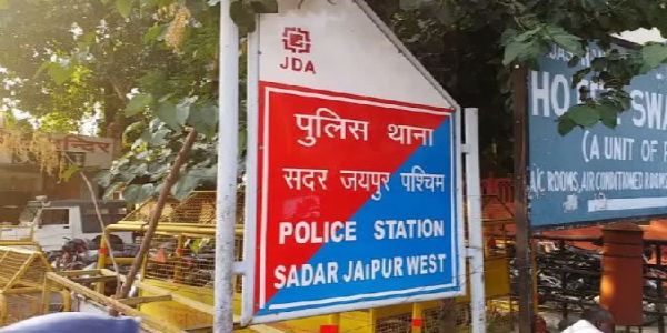बिजनेसमैन से झपट्टा मारकर 2 लाख रुपये से भरा बैग लूटा