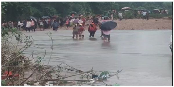 स्कूल से छुट्टी के बाद घर लौट रहे तीन मासूम नदी पार करते समय अचानक तेज बहाव में बहे, एक का शव बरामद दाे की तलाश जारी